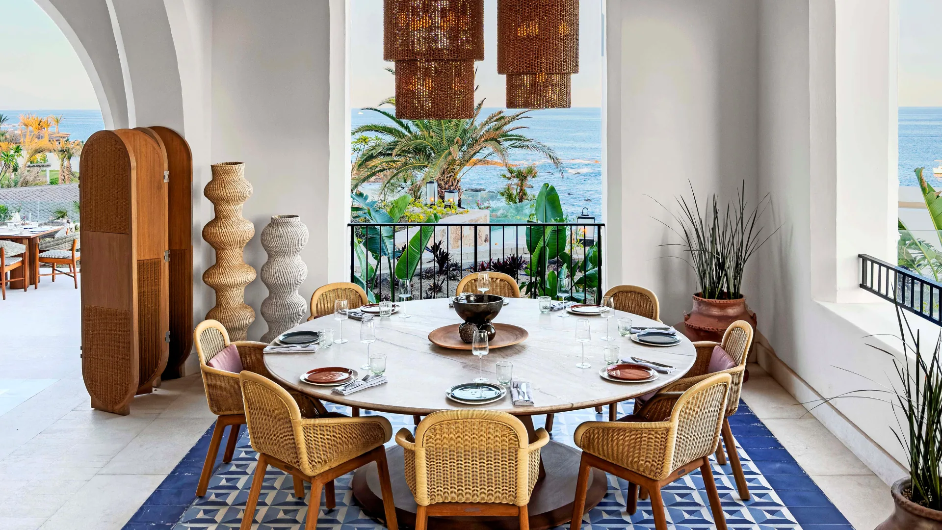 Comedor con mesa redonda y sillas de mimbre frente al mar, Four Seasons Cabo del Sol